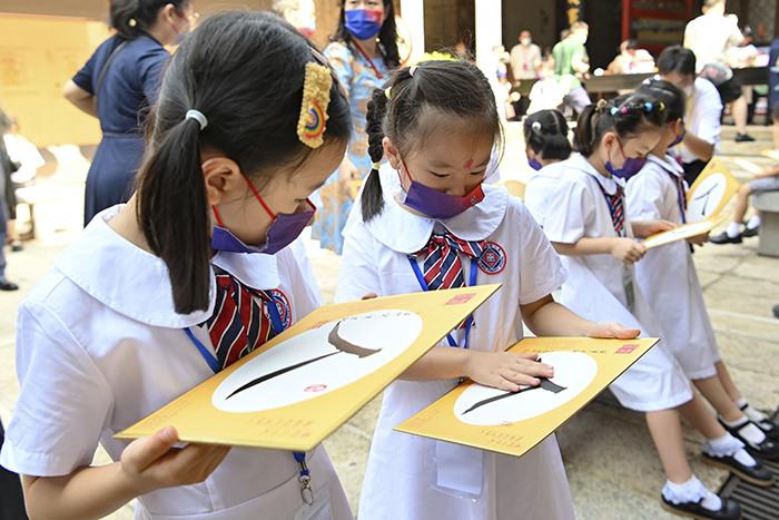 学生举行开笔礼迎开学