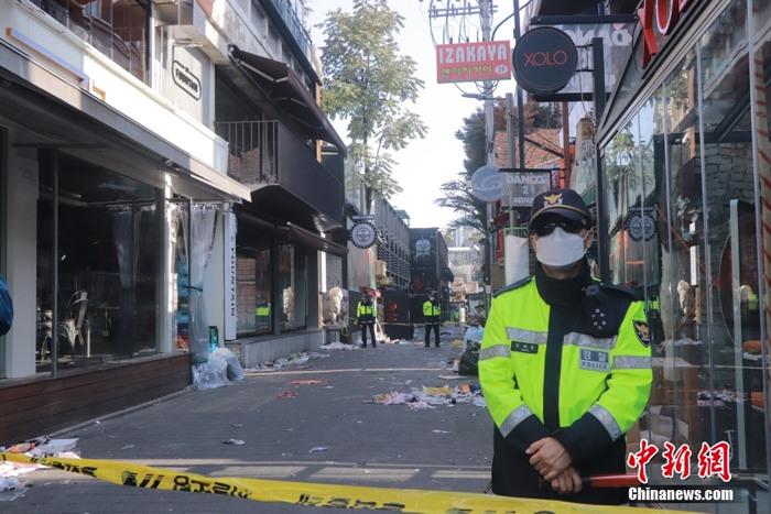 探访首尔踩踏事故事发地:巷口封路 有民众献花哀悼