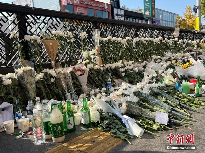 韩国民众悼念梨泰院踩踏事故遇难者