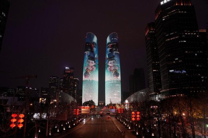 成都点亮地标 庆?！赌倪钢趾！纷芷狈客黄?00亿元