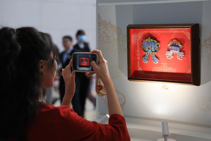 中国国家博物馆凤冠冰箱贴销量破百万件