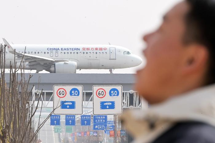 兰州T3飞机过桥火出圈吸引游客打卡