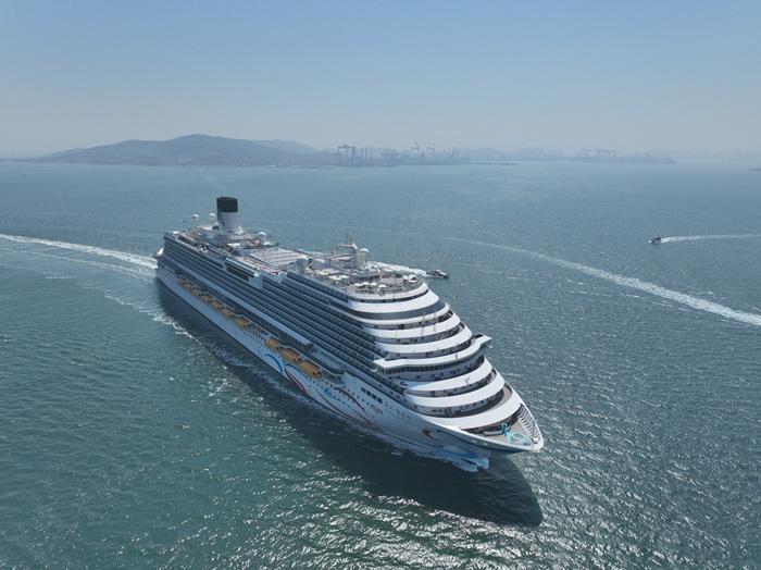 首艘国产大型邮轮“爱达·魔都号”开启青岛航次