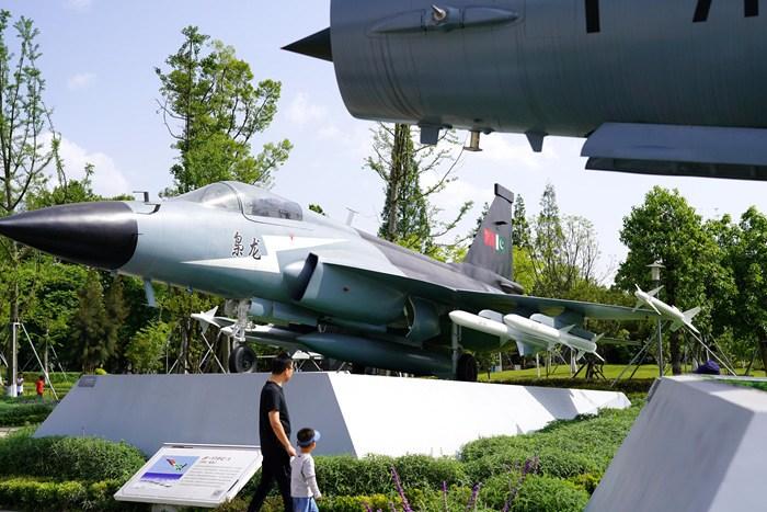 四川成都：“中国战机”引市民游客参观打卡
