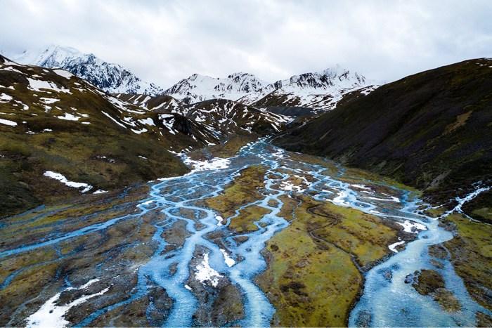 四川甘孜州：冰雪融化成溪流如大地脉络