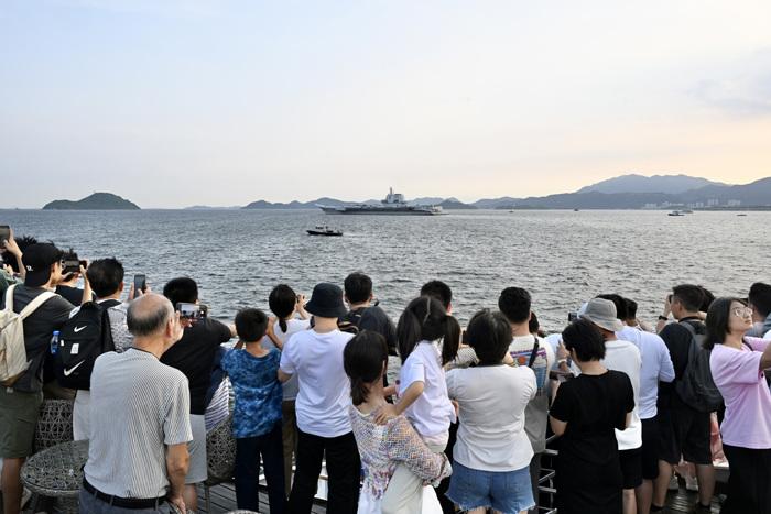 民众乘“东方之珠”游船观看山东舰