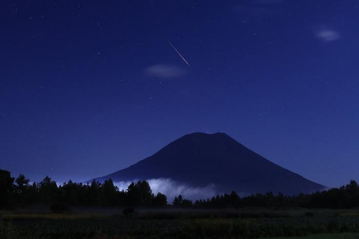 英仙座流星雨划过日本北海道夜空