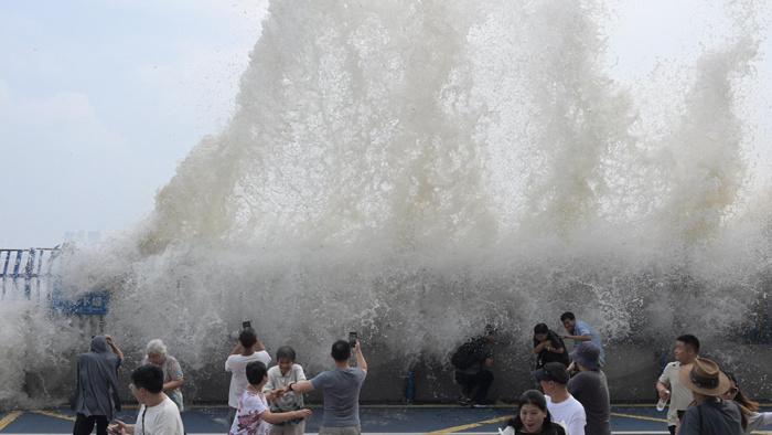 钱塘江“鬼王潮”拍岸激起浪花