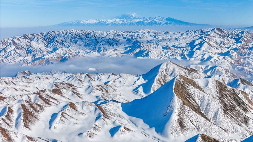 新疆呼图壁：雪染丹霞绘就冬日水墨长卷