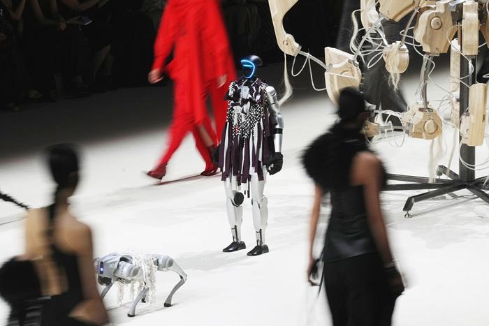 2025 | 人形机器人全面“出圈”：在秀、在跑、在思考