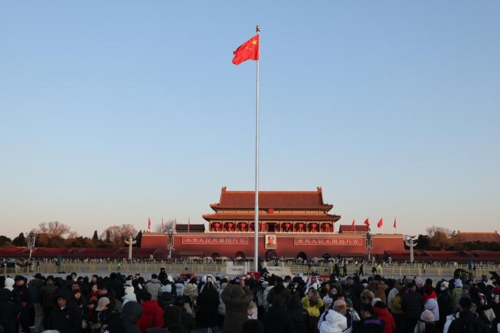 北京天安门广场举行元旦升旗仪式