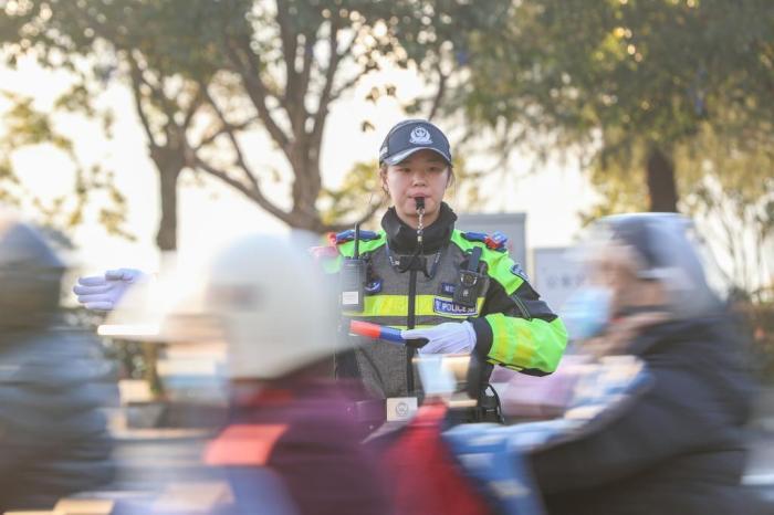 “飞燕”巡城刚柔并济守护街巷畅通