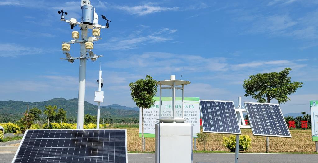 探访在种业科研和创业热土中成长的三亚“南繁硅谷”<p>晚秋的三亚，午间阳光依然炙热。在崖州区坝头南繁基地，由太阳能电池板提供能源，生态监测系统、物联网虫情信息采集系统不间断工作。<p>