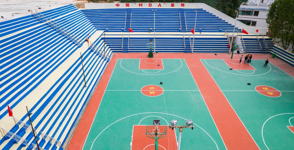 探访“天下苗族第一县”：“村BA”爆火背后是民族的交往交流交融<p>贵州省黔东南苗族侗族自治州台江县民族村寨台盘村，对于篮球的热爱是刻在骨子里的。见到村里高龄篮球爱好者陆大江时，他正打算前往“村BA”网红篮球场了解改扩建后的最新进展，“我家里还有球衣和篮球，新球场弄好后要约上老伙计们去一展风采?！?p>