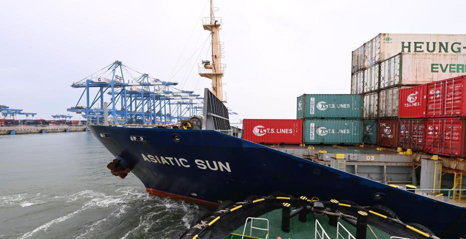 以路为轴，绘“一带一路”工笔画