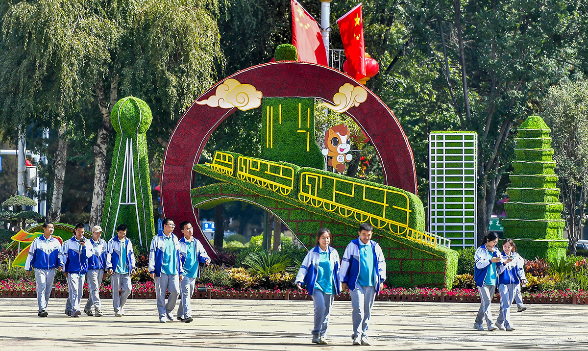 乌鲁木齐街头装扮一新迎接新疆维吾尔自治区成立70周年