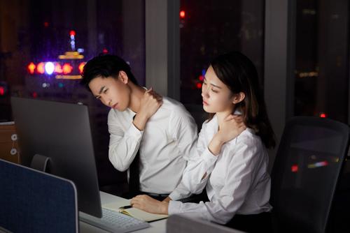 久坐伤身！中医教你三组动作缓解肩颈疲劳