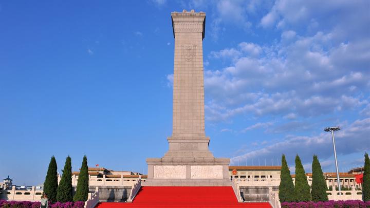 烈士纪念日向人民英雄敬献花篮仪式