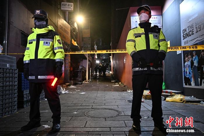 直击首尔踩踏事发小巷:现场已封锁 死伤者物品遍地