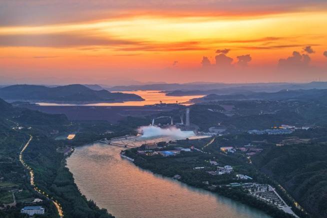 航拍黄河小浪底落日余晖壮美如画