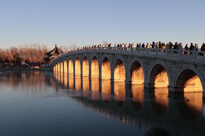 北京颐和园“金光穿洞”景观引游人