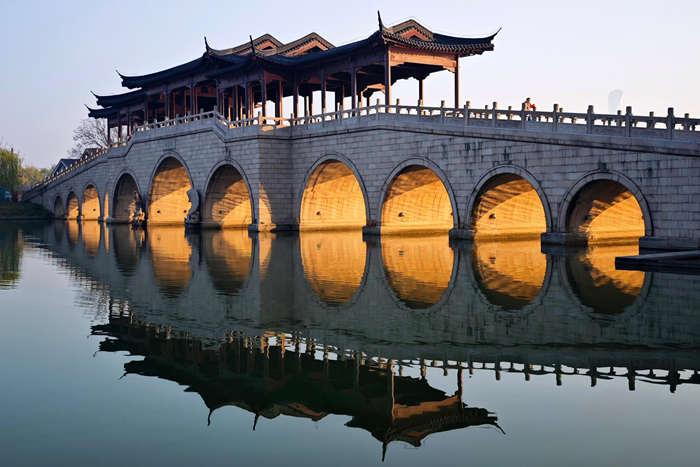 惊艳！苏州金鸡湖上演“金光穿洞”冬日景观